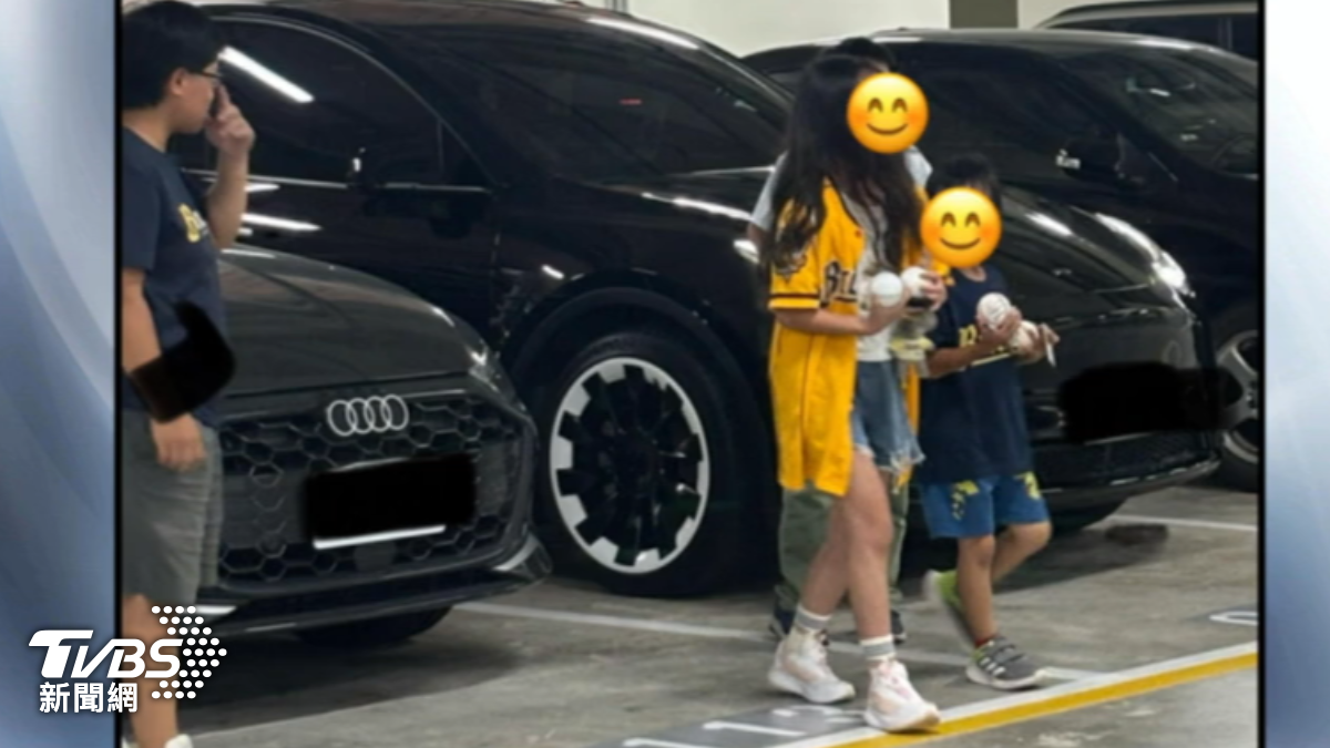 悍將球員戴培峰遭球迷索要簽名緊跟到車邊。(圖/51piece threads)