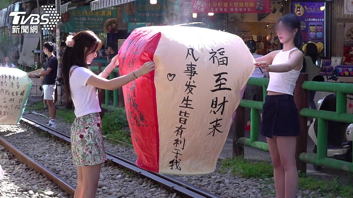 網紅平溪鐵軌放天燈，遭重罰1萬，遊客皆表示不知規定。（圖／TVBS）
