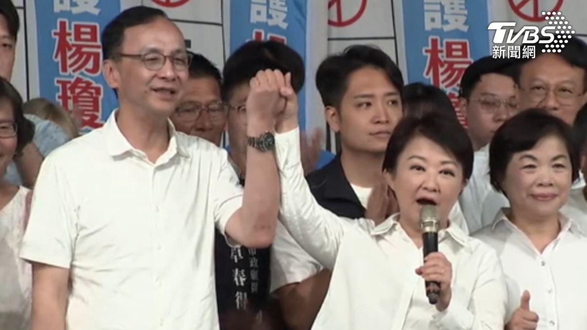 台中市長盧秀燕,牽起國民黨主席朱立倫的手,大讚他主席「當得很好」。(圖/TVBS)