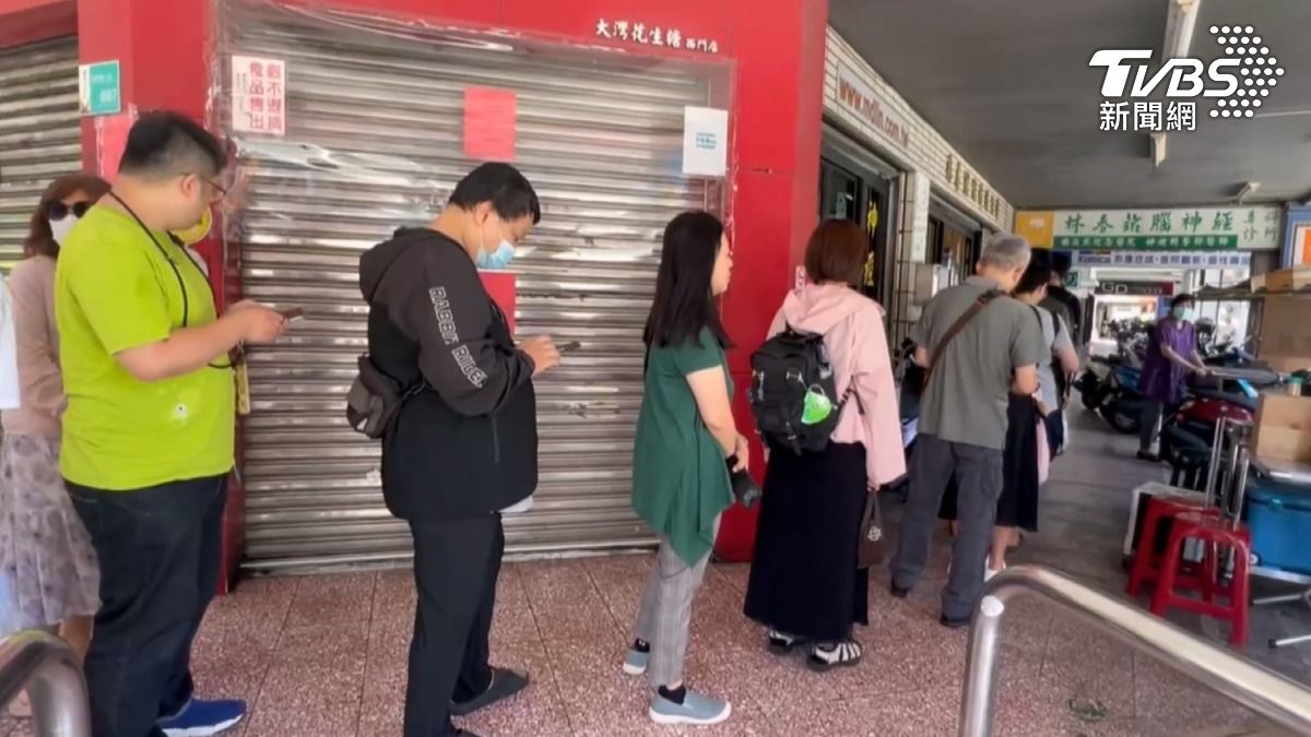 平日下午診所外排了滿滿人潮，隊伍一路蜿蜒到轉角處，全都是為了薰衣草精油膏而來（圖／TVBS）