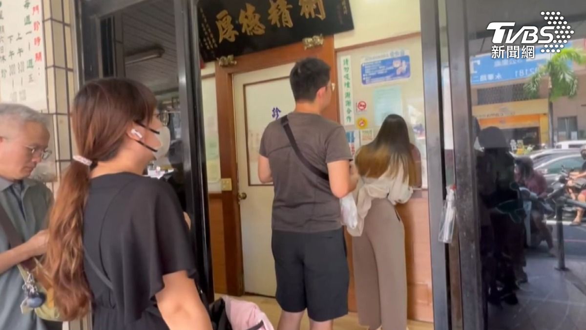 診所的熱銷商品薰衣草精油膏大賣，看見診所大排長龍，林逸欣哥哥特地撥空回家，協助民眾（圖／TVBS）