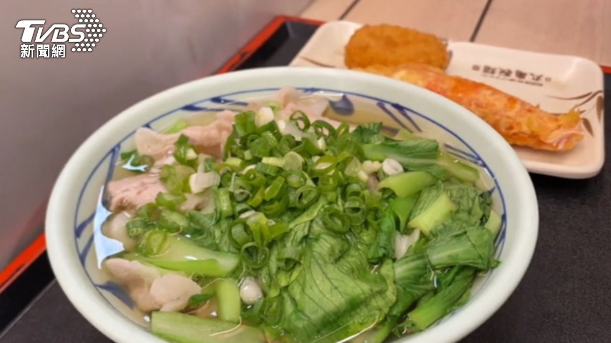 連鎖烏龍麵店也撐不住，公告蔥花採限量供應。（圖／TVBS）