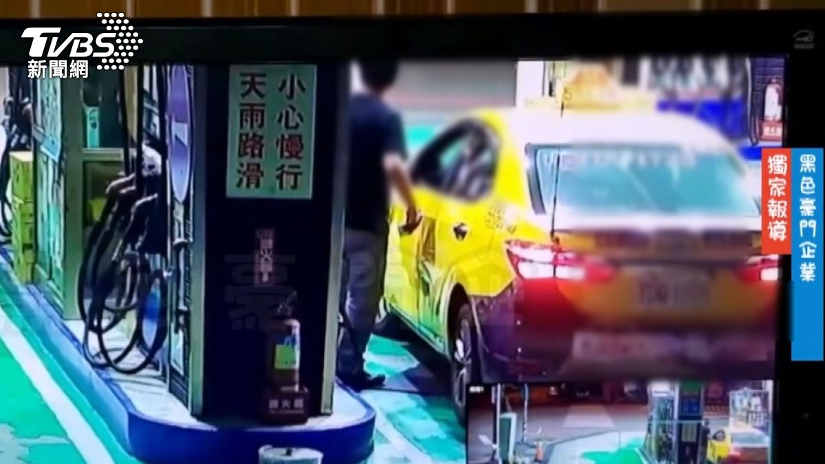 劉姓計程車司機突然下車點燃香菸，店員上前勸導他熄菸。(圖／翻攝黑色豪門企業)