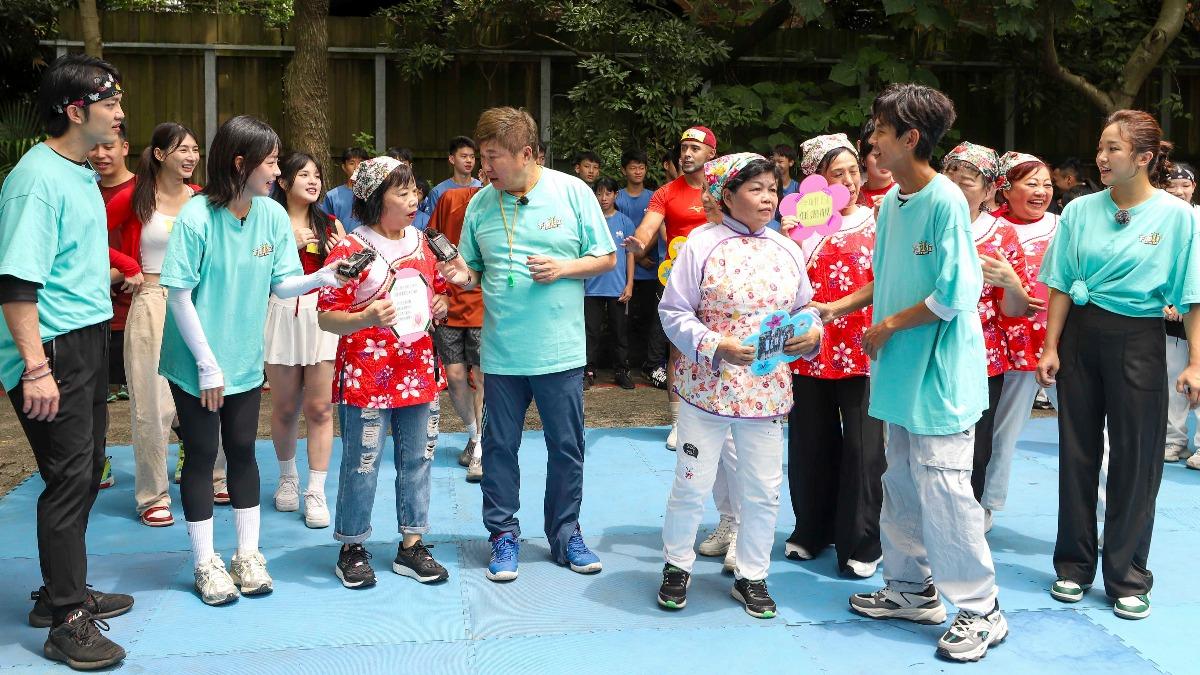 胡瓜被媽媽們搞到超狼狽。(圖/民視提供)