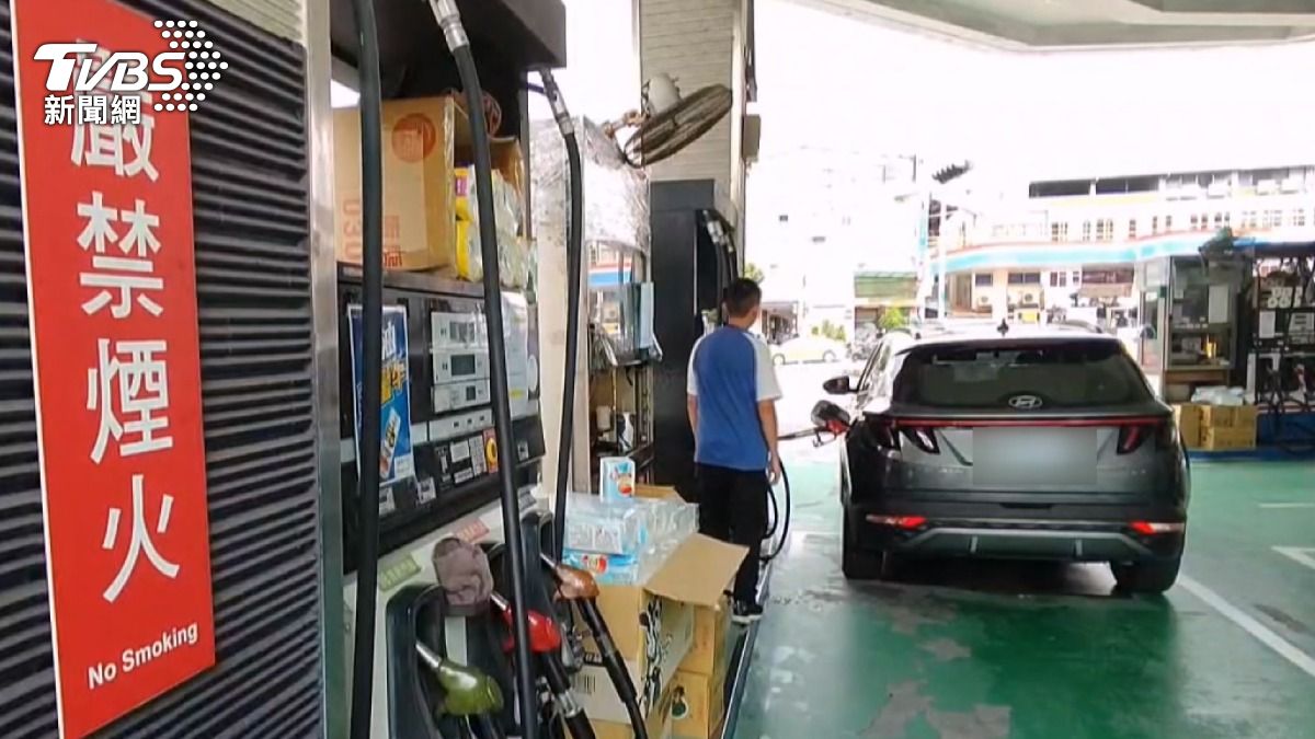 加油站牆上明確張貼著嚴禁煙火的告示牌。(圖／TVBS)
