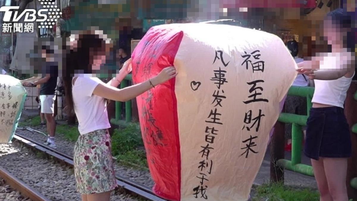 網紅平溪鐵軌放天燈挨罰1萬！觀光客傻眼　觀光署回應了