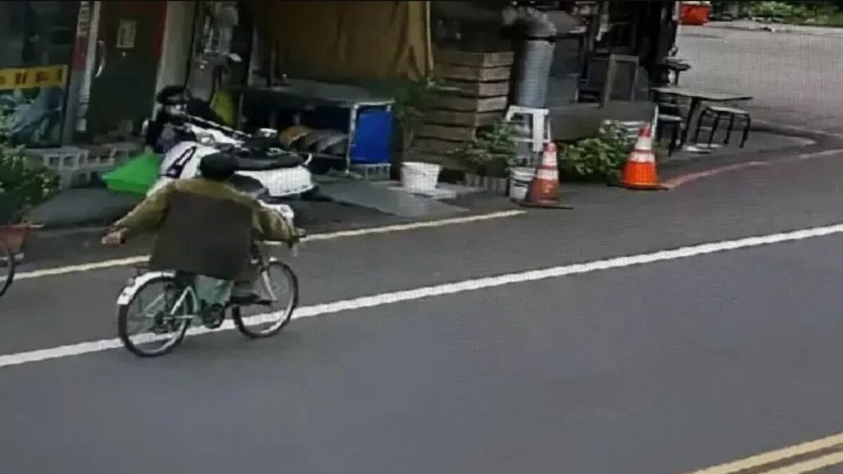 持刀騎單車一路狂砍!彰化累犯街友嚇壞民眾 躲公園遭警逮