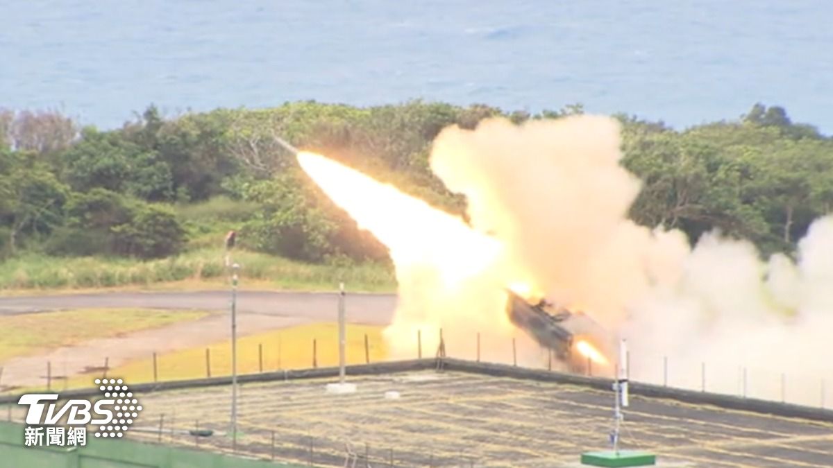 國軍海馬斯多管火箭系統實彈射擊。(圖/TVBS)
