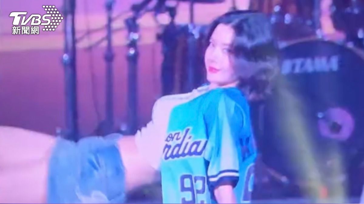 權恩妃重現〈Crazy In Love〉的性感動作,令全場尖叫不已。(圖/讀者提供)