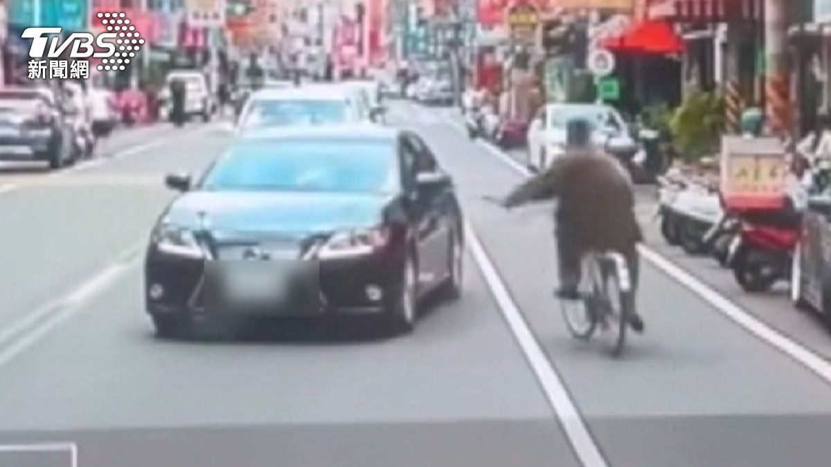 遊民持菜刀砍車，員林市區隨機攻擊。(圖／翻攝員林人大小事)