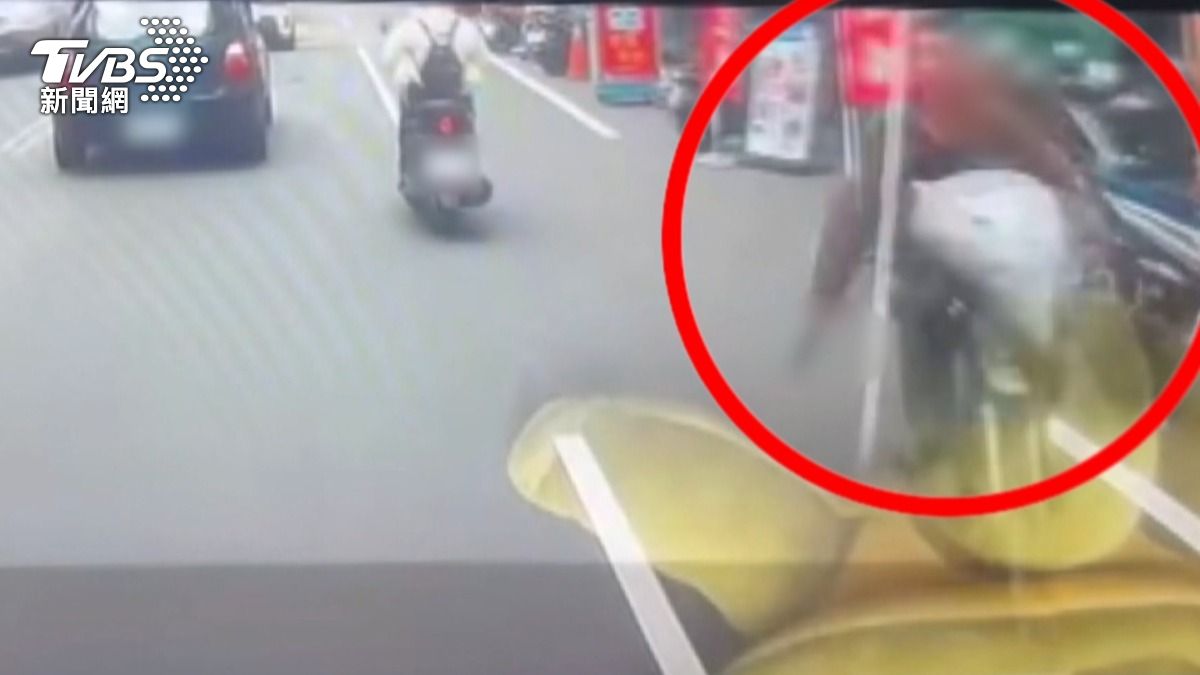 「菜刀怪客」馬路隨機揮砍！白車後照鏡慘遭斬斷，疑遊民不滿被驅趕。(圖／翻攝員林人大小事)