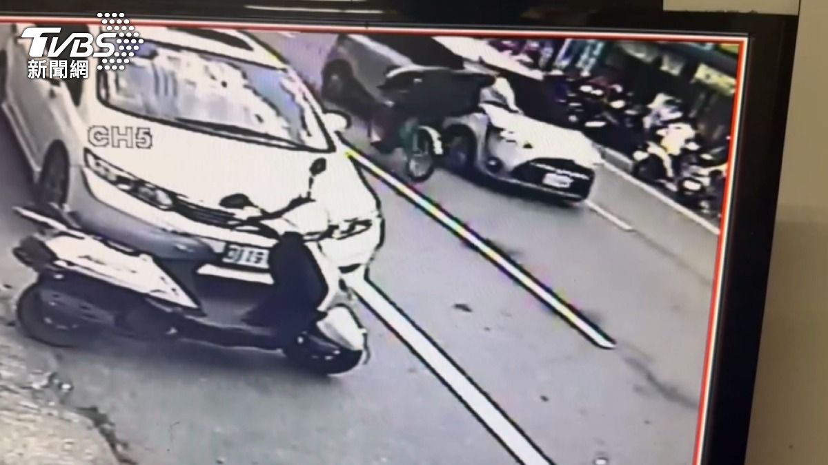 男子騎著腳踏車在路上不斷尖叫，朝車輛揮砍。(圖／翻攝員林人大小事)