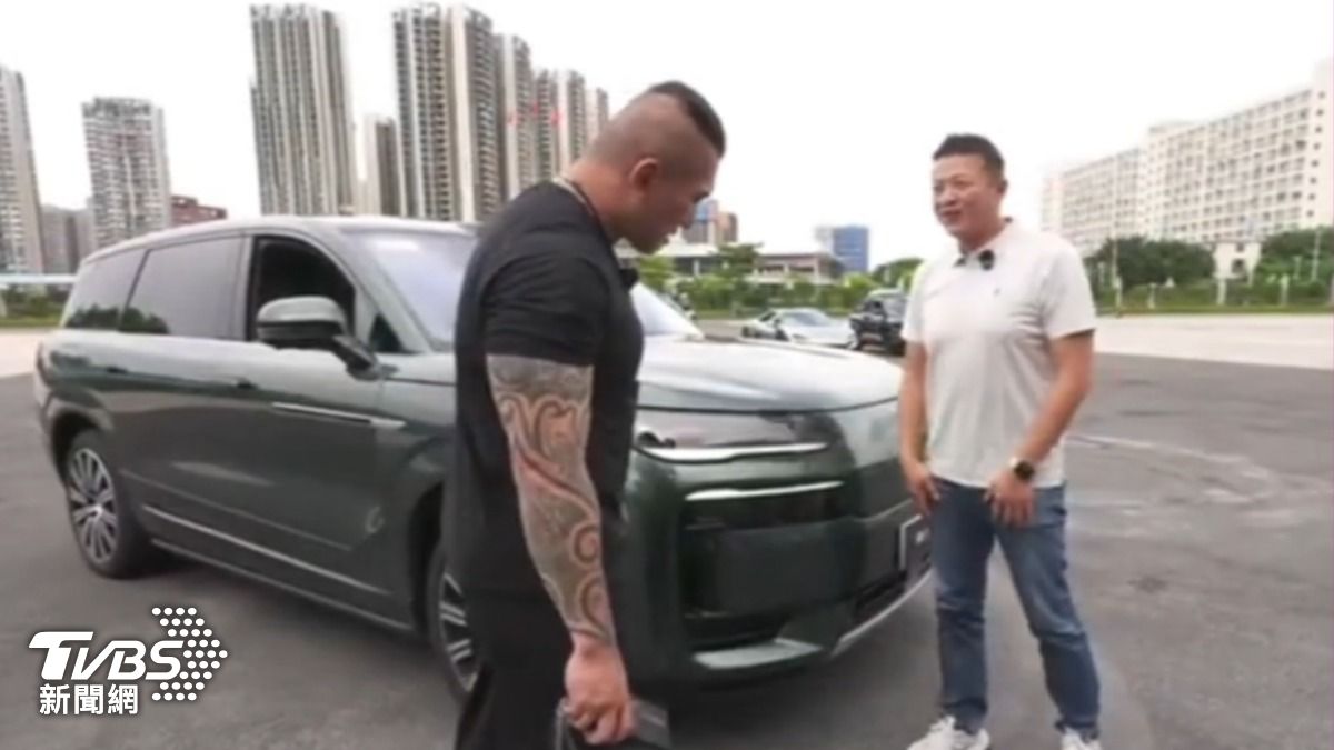 體驗「比亞迪」　館長喊台灣車價過高像搶劫