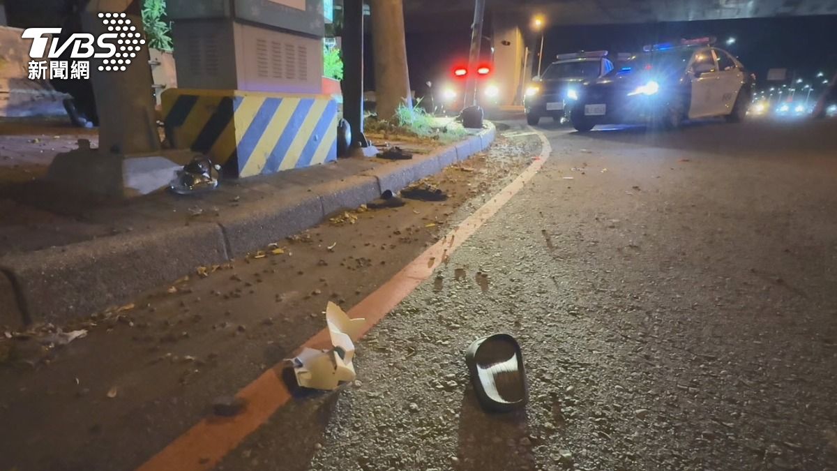 警方巡邏發現自撞車禍。(圖/TVBS)