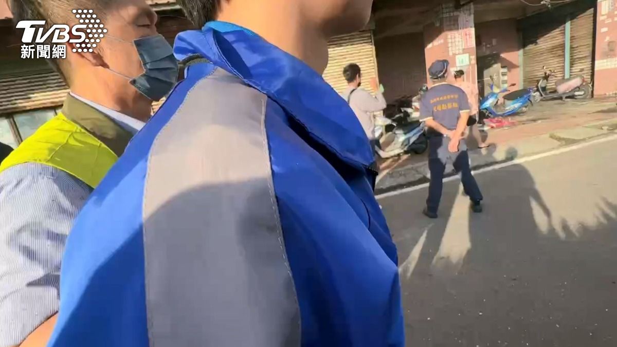 藍衣男子為起火戶住戶之一,到場指認死者身分。(圖/TVBS)