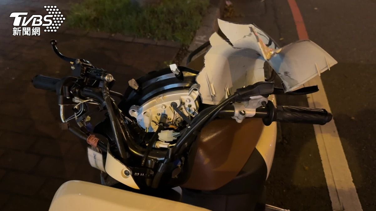 機車車頭嚴重毀損。(圖/TVBS)
