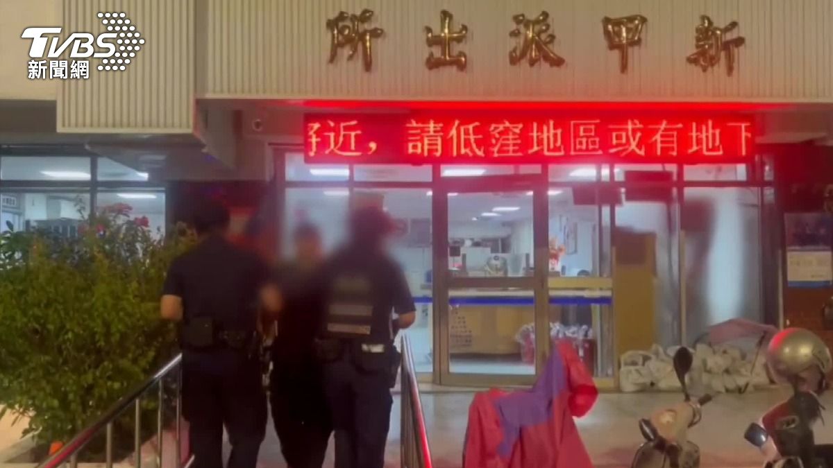 男子被警方帶回。(圖/TVBS)