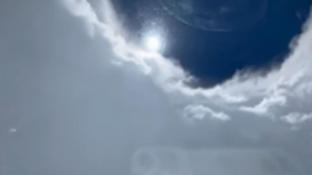 颶風獵人準備再度進入眼牆時的畫面。(圖/翻攝自「AF Reserve Hurricane Hunters」臉書)
