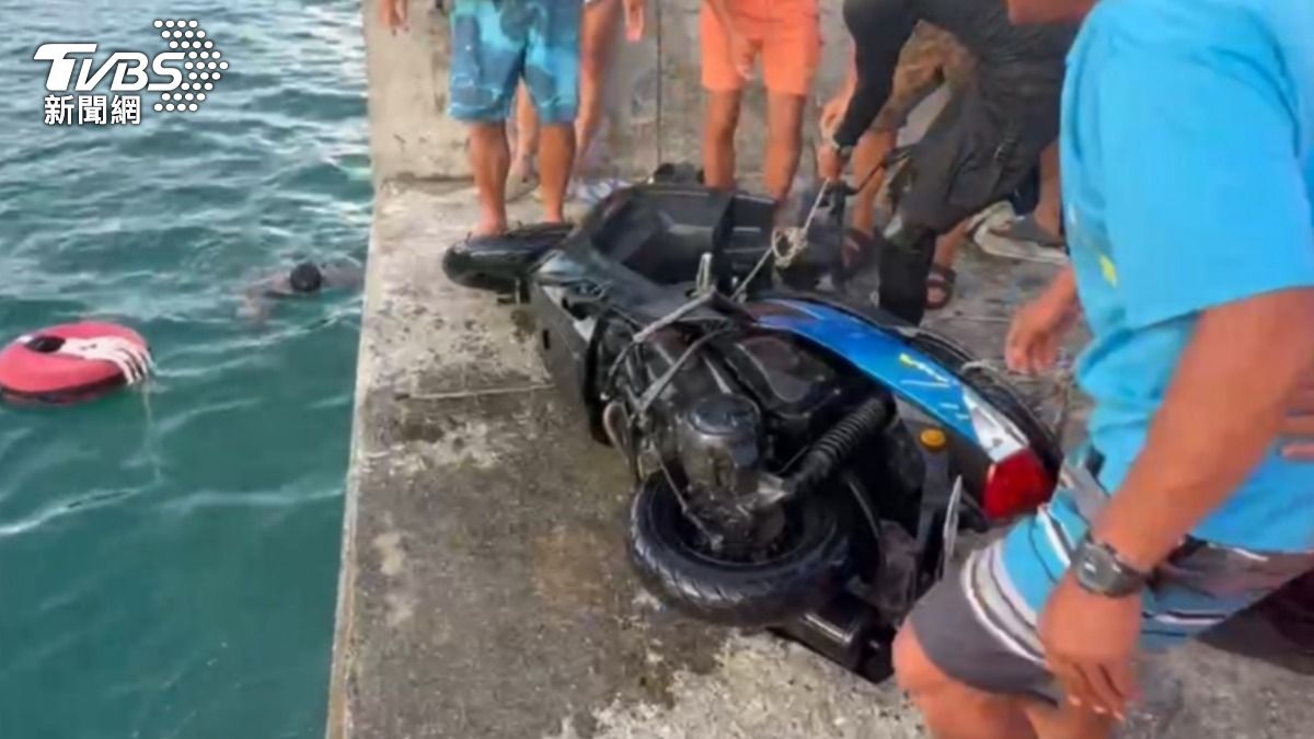 綠島漁港驚魂!24歲香港男不熟地形「連人帶車」墜海