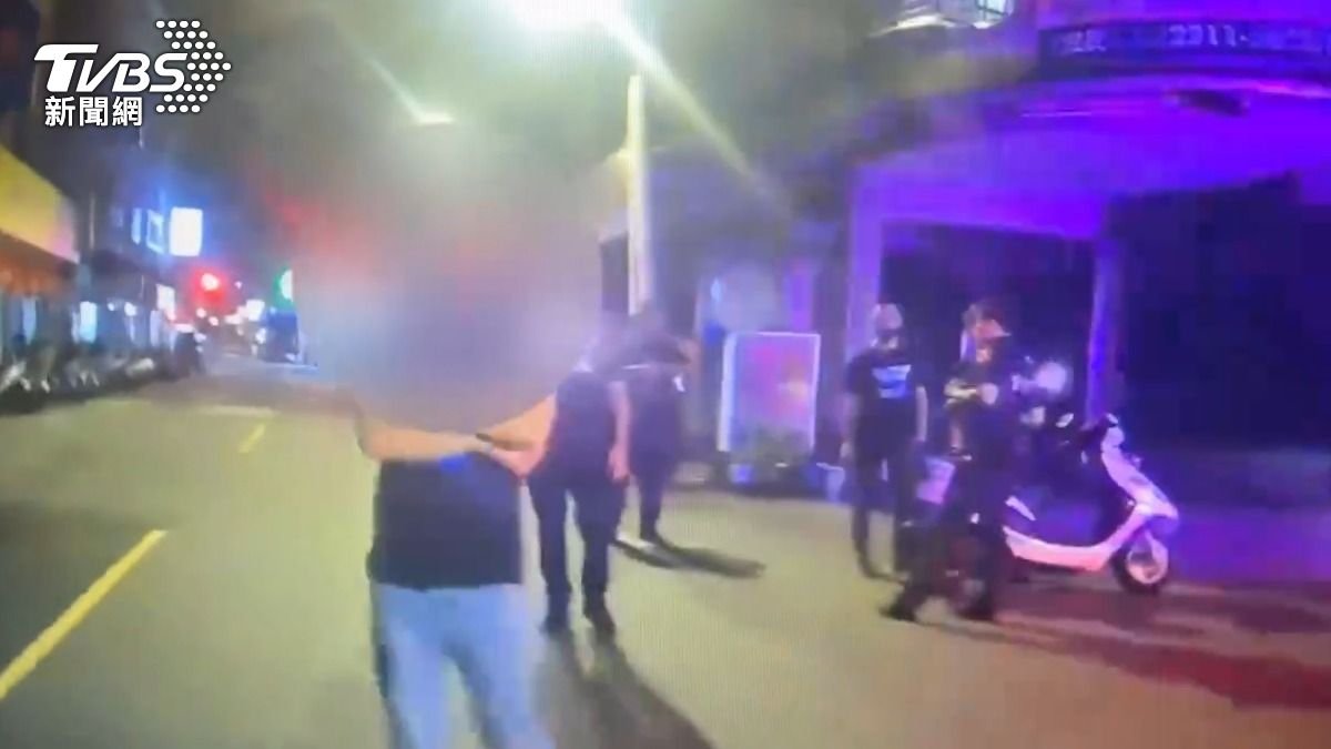 警方攔下潘男與持瓦斯槍的陳男。(圖/TVBS)