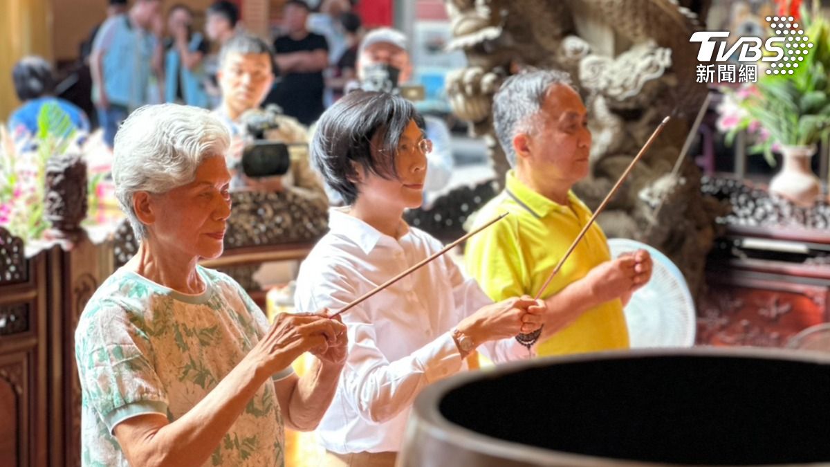 神明面前發誓!林岱樺捲貪污案 攜母拜天公「清白參選到底」