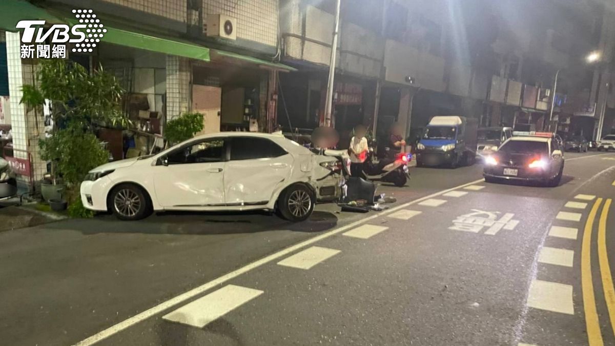 有片/高雄暗夜巨響!逆向撞爆民宅甩尾 酒駕男落跑秒被逮