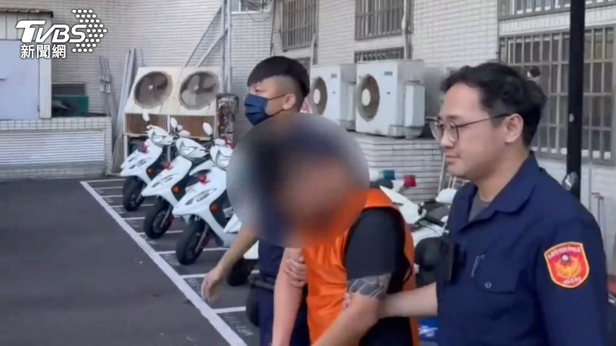 男子酒後駕車，逆向撞上住家騎樓柱子後逃逸。（圖／TVBS）