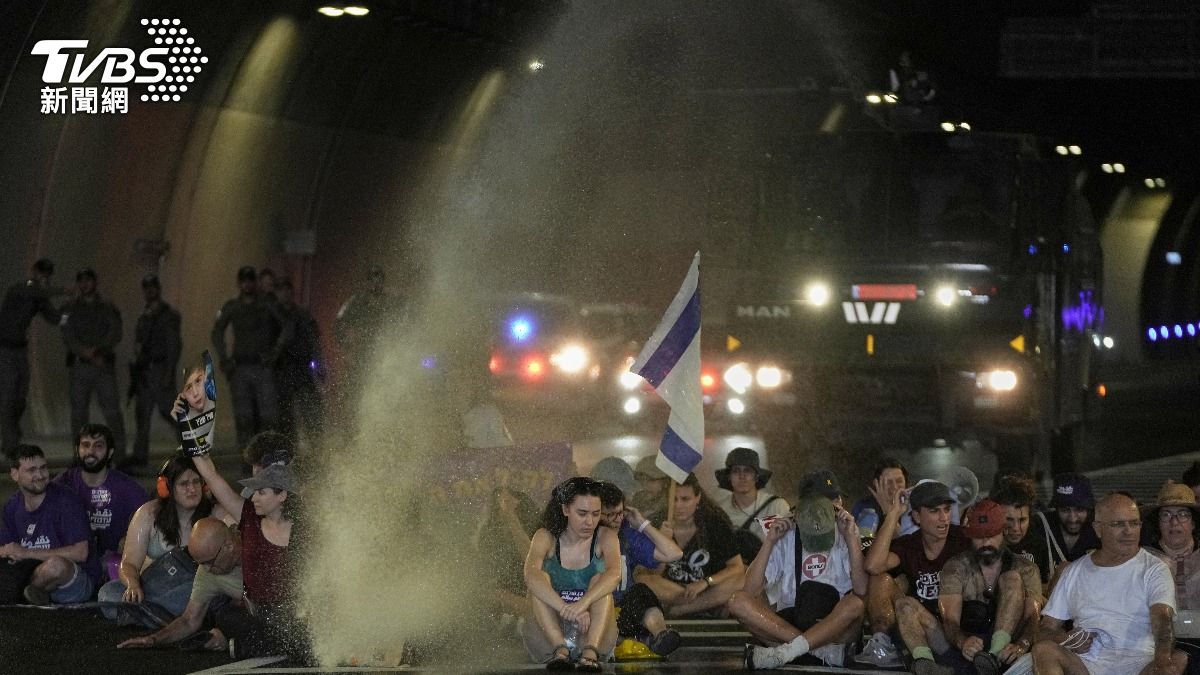 以色列爆發反戰示威,抗議民眾占據隧道封鎖交通,遭警方射水炮驅趕。(圖/達志影像美聯社)