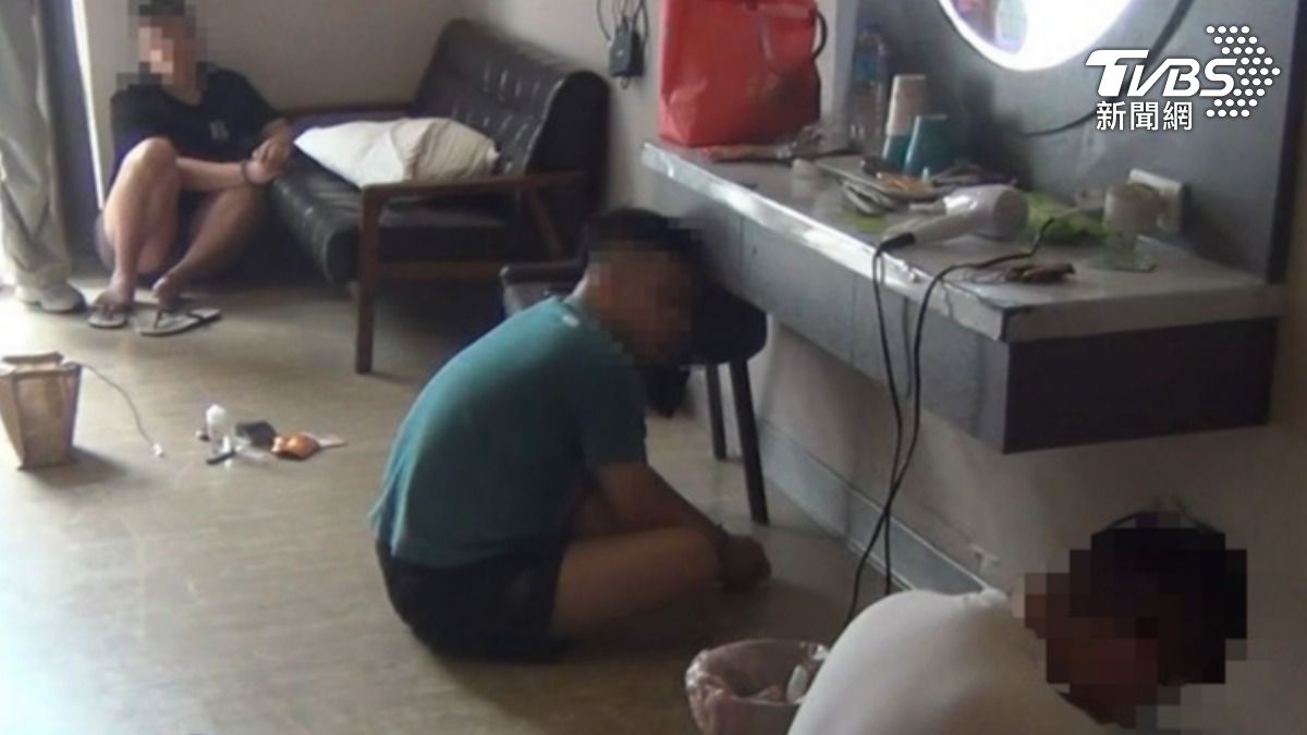 警方兵分多路逮捕13名共犯。(圖/TVBS)