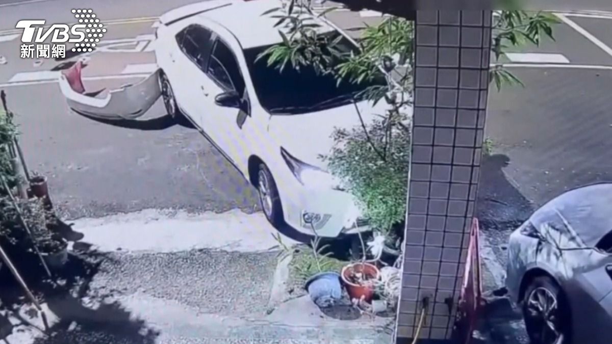 白色轎車逆向衝撞停放在騎樓的車輛。(圖/TVBS)