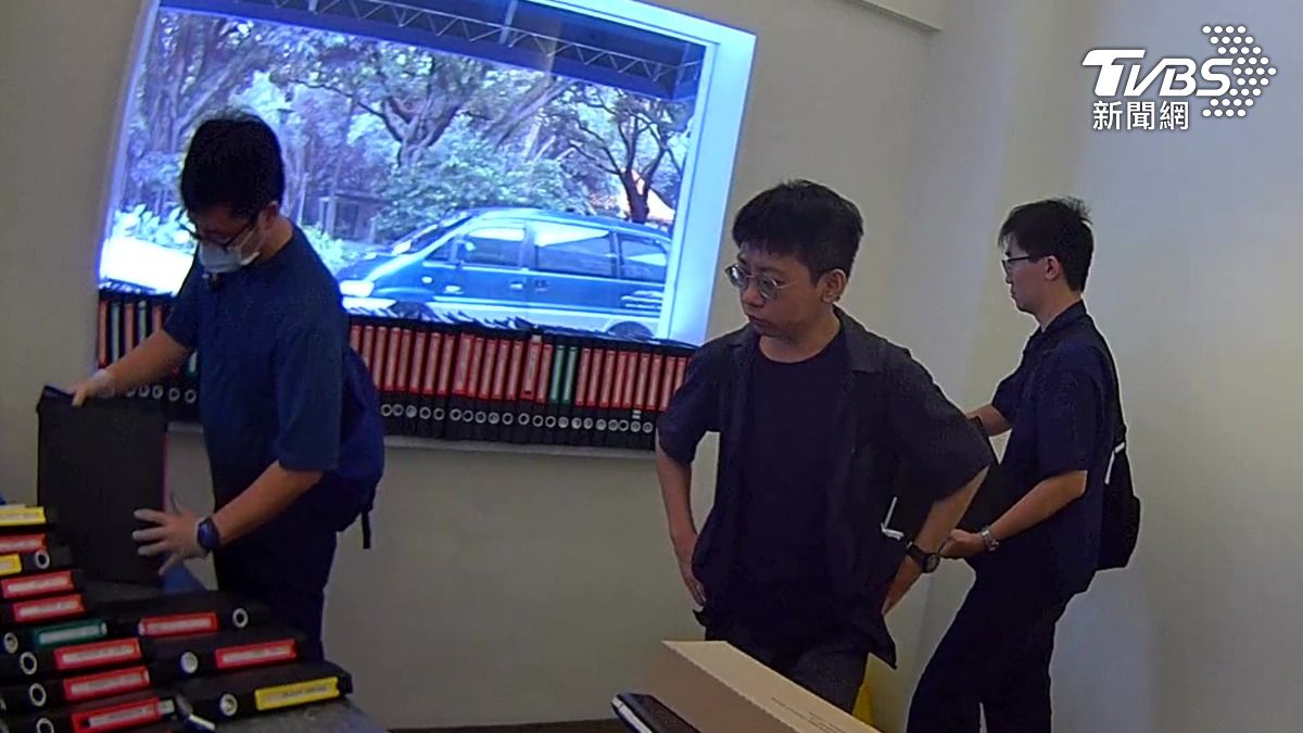 租車公司涉偽造文書，轉嫁罰單、規避國道通行費遭警搜索。（圖／TVBS）