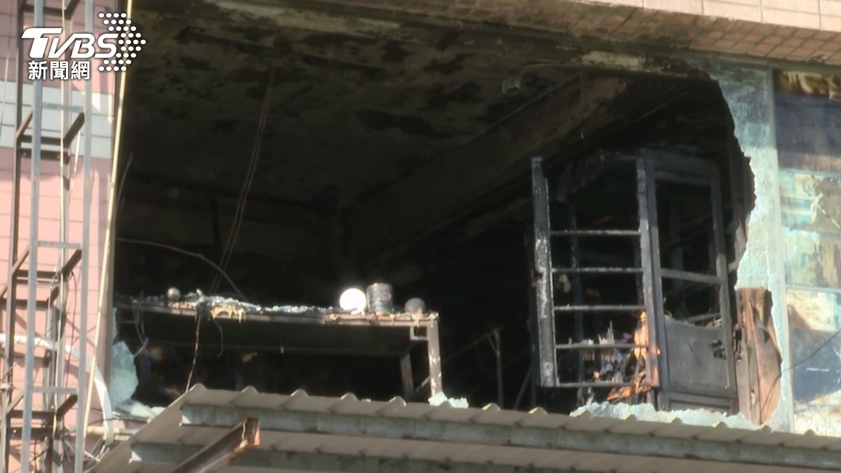 這棟40年老建築無逃生門,是否違反相關逃生規定,還得進一步釐清。(圖/TVBS)