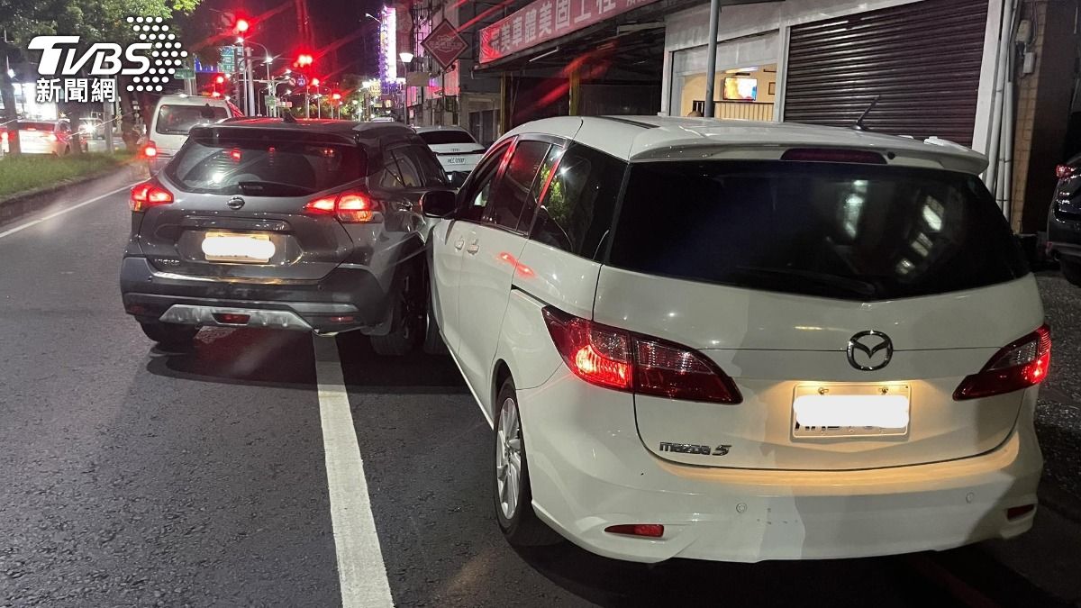 白色車輛排隊等停車位遭休旅車插隊，兩車發生擦撞。（翻攝自爆料公社FB）