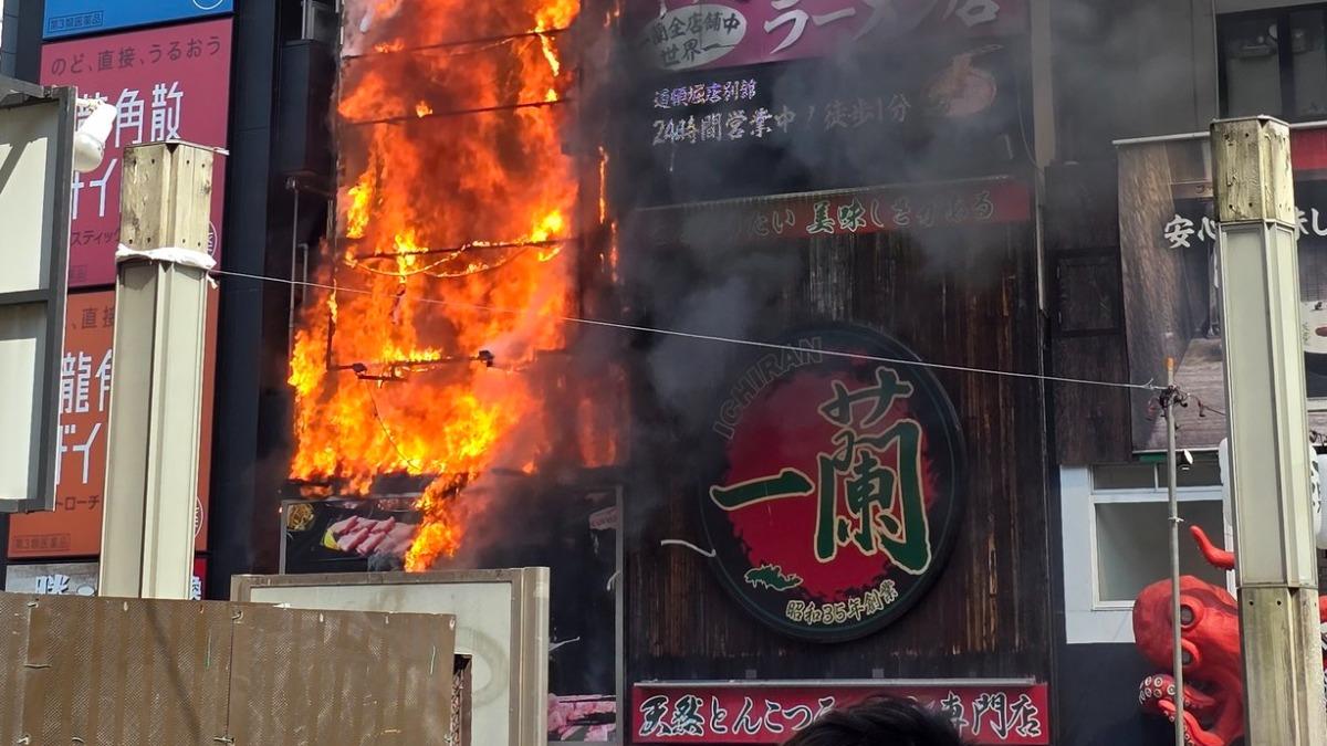 火災發生的建築就在一蘭拉麵道頓堀店本館隔壁。(圖/翻攝自X@tomonaga30)