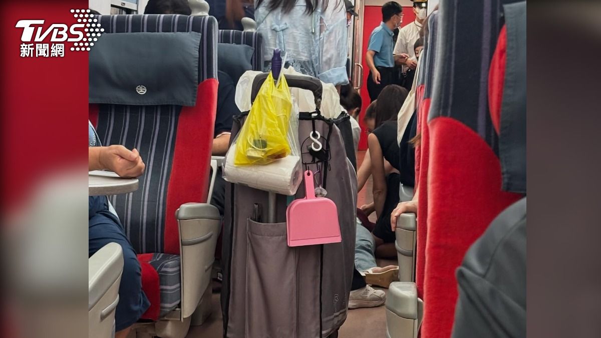 台鐵普悠瑪，17日突然有乘客在車上倒下，熱心民眾幫忙施作心肺復甦術以及使用AED。（圖／inytww87提供）