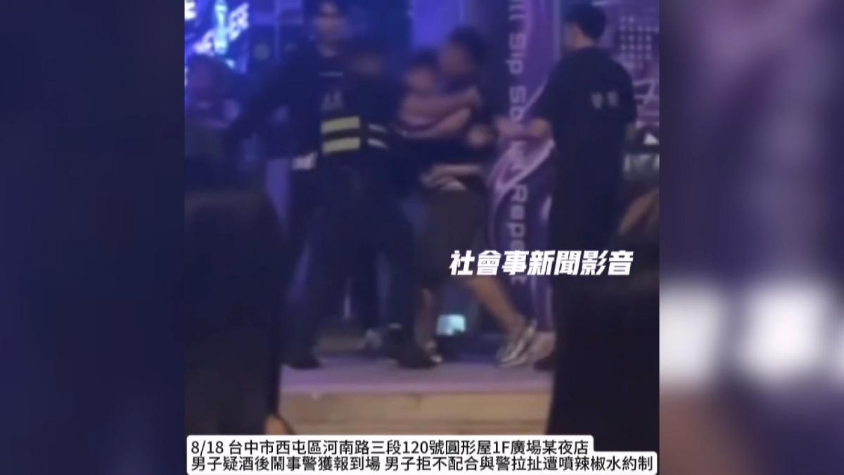 「黑道律師」醉闖台中酒吧騷擾女客，比中指嗆警被制伏。(圖／社會事新聞影音)