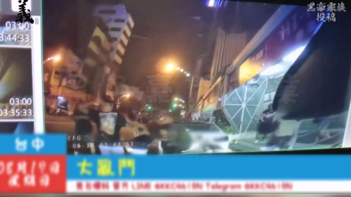 台中凌晨爆街頭亂鬥!東協廣場保全「神級霸氣」一人擋百人。(圖/黑色豪門企業)