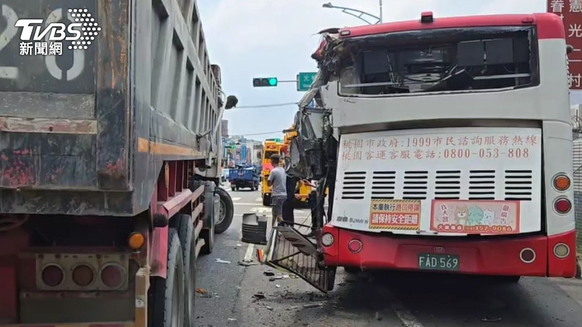公車遭砂石車追撞受損。（圖／TVBS）