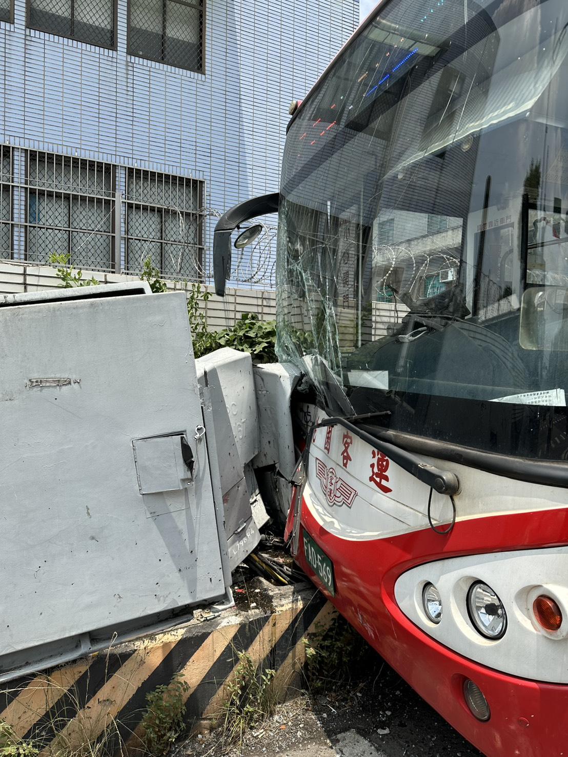 公車撞上變電箱，造成附近近500戶停電。（圖／TVBS）