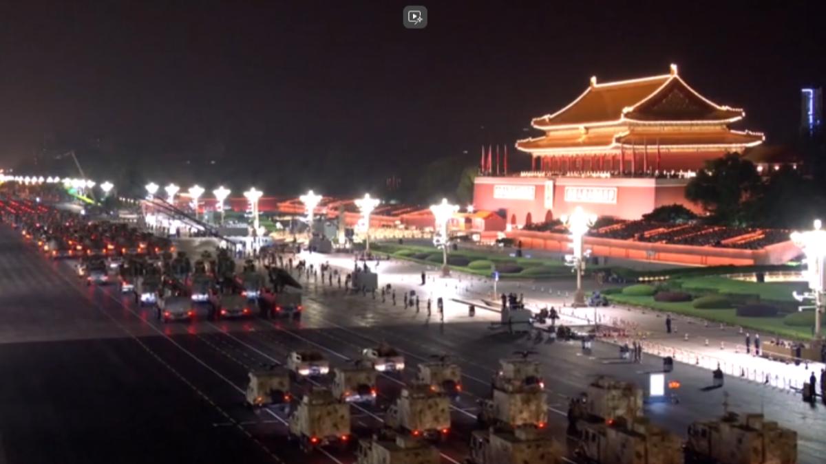 陸「九三大閱兵」第二次彩排,5列解放軍軍車通過天安門前方。(圖/CCTV+)