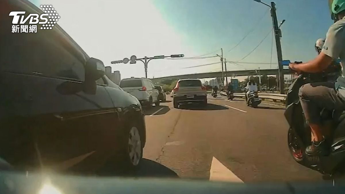 潘姓駕駛向外變換車道時遭杜姓騎士按喇叭，衍生行車糾紛。（圖／TVBS）