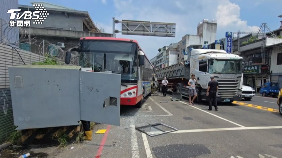 有片/桃園砂石車猛撞公車釀6傷 機車騎士幸運逃劫畫面曝