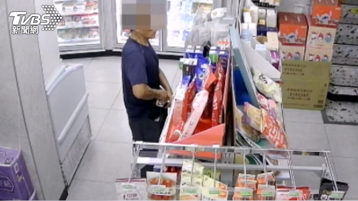 男子身穿藍色上衣進入超商,將物品全部藏入衣襬下方的肚子處。(圖/TVBS)