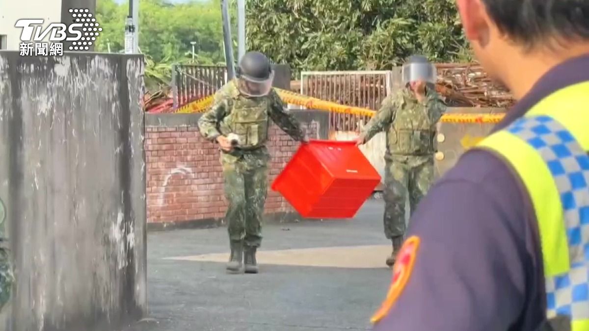 警消軍方用防爆毯將兩顆未爆彈安全撤離。(圖／TVBS)