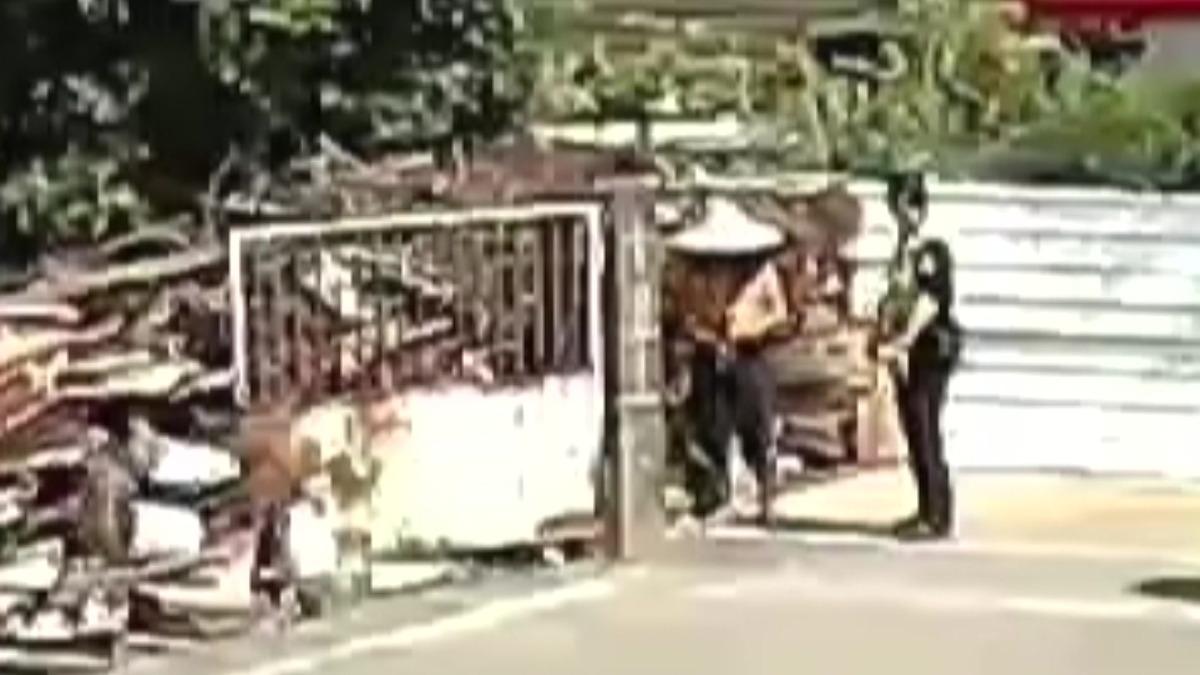 老翁用力重摔未爆彈！驚人舉動嚇壞人。(圖／民眾提供)