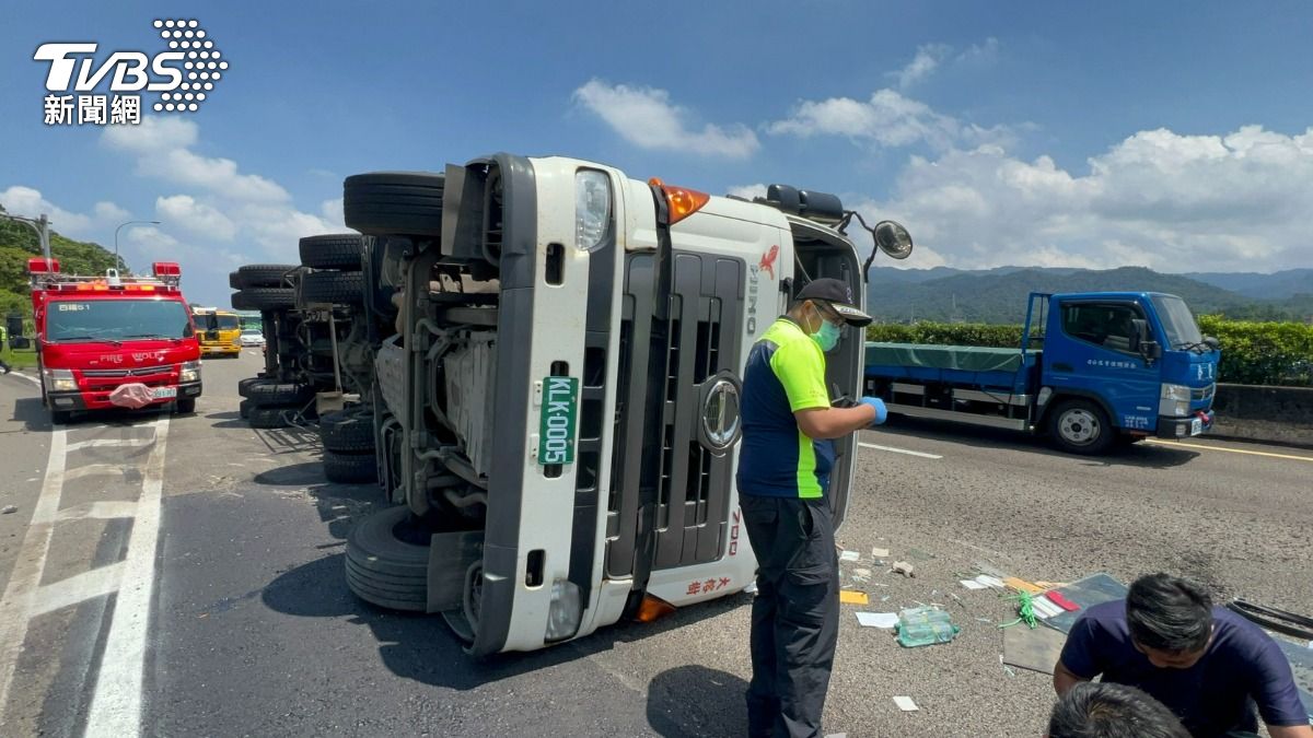 貨櫃車突側翻卡國1南下6.8K 司機踢破擋風玻璃自行脫困