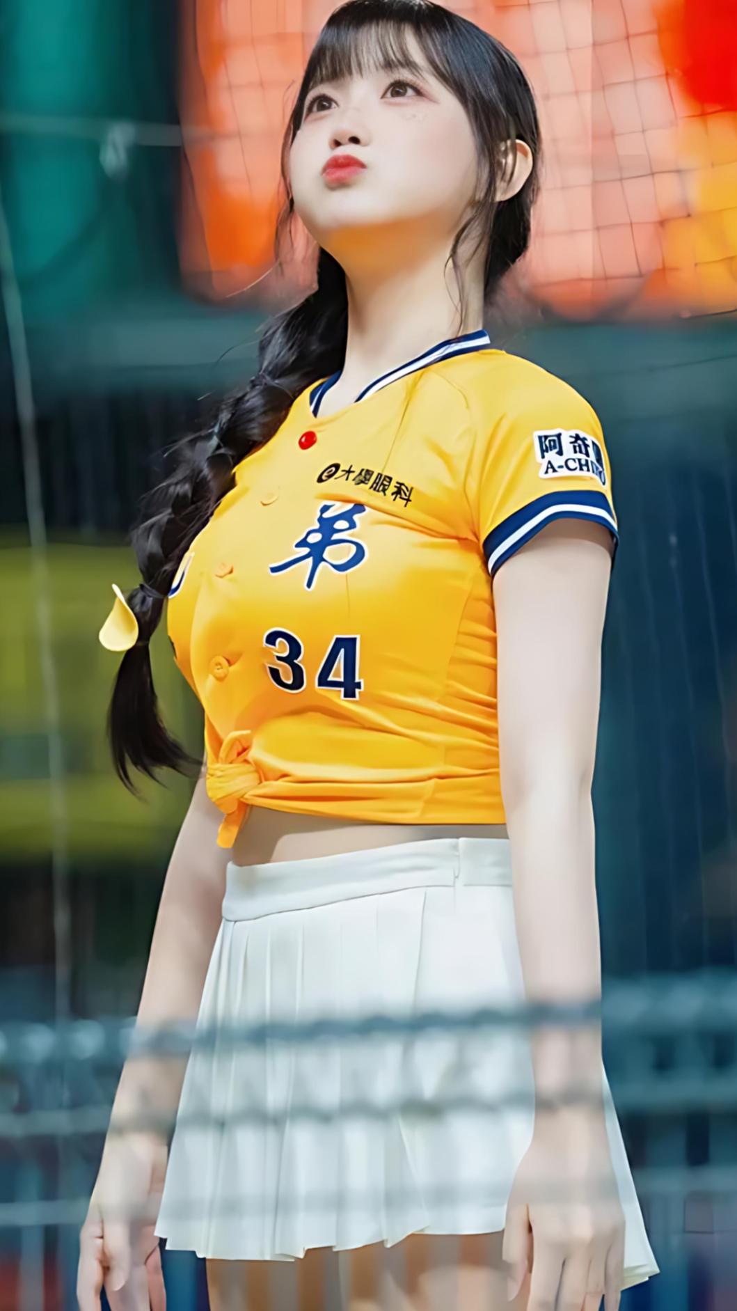 現為中信兄弟啦啦隊 Passion Sisters 成員的邊荷律。(圖/翻攝自IG@yuling34)