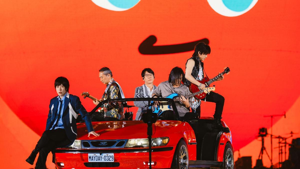 五月天特別選唱〈為愛而生〉、〈生命有一種絕對〉、〈後青春期的詩〉、〈終於結束的起點〉、〈讓我照顧你〉。(圖/相信音樂提供)