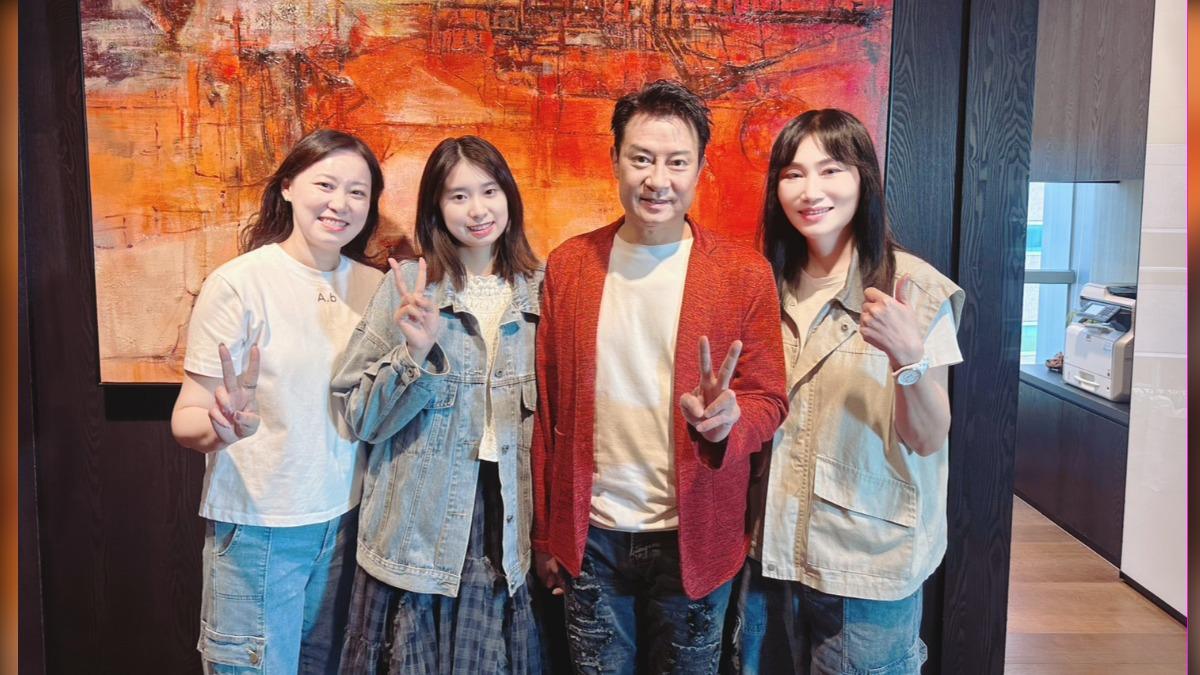 劉錫明(右三)帶著女兒和老婆一起接受娛樂頭條副總編楊起鳳(右)專訪。(圖/TVBS)
