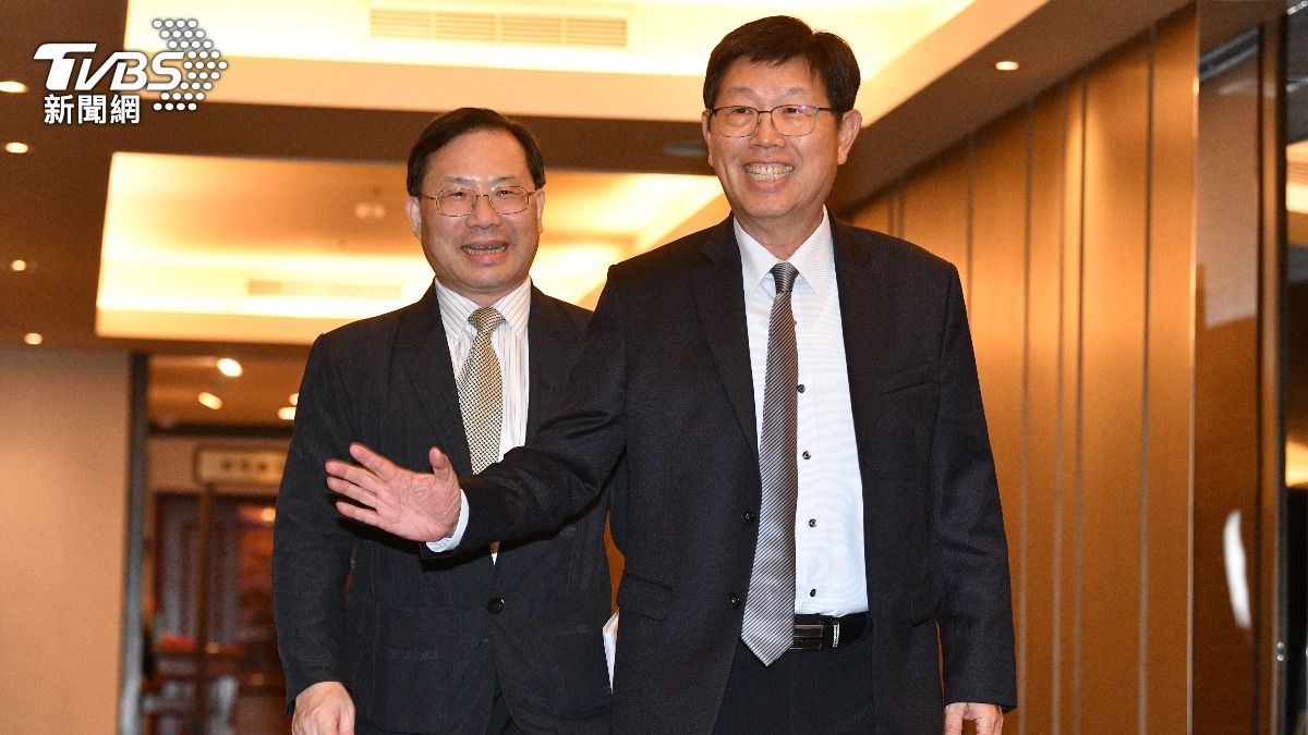 電電公會祕書長林全能及電電公會理事長、鴻海董事長劉揚偉。（圖／胡瑞麒攝）